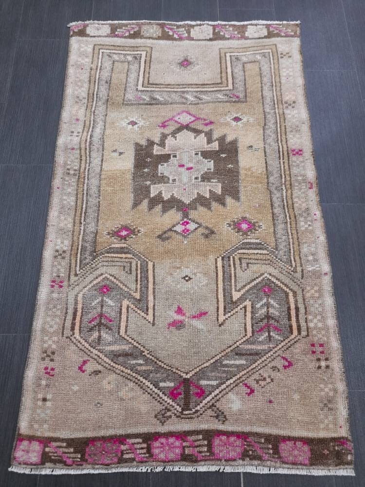 Beige Turkish Runner Rug 2' 6" x 4' 6" Hand-Knotted pattern