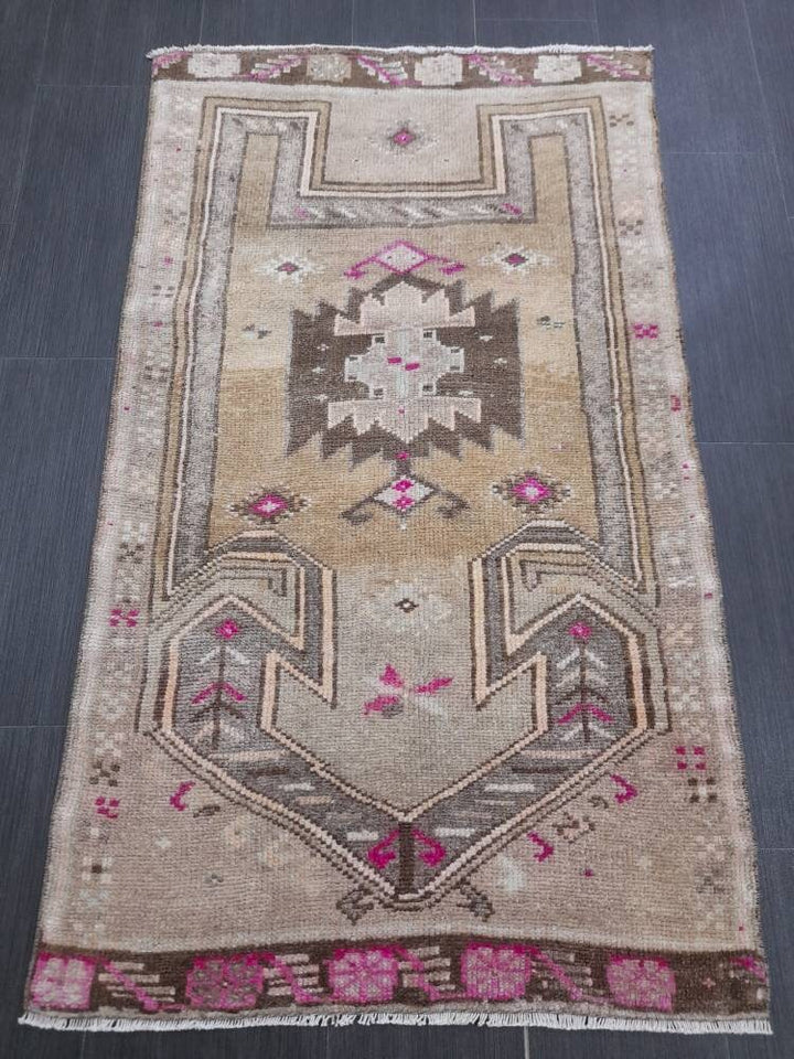 Beige Turkish Runner Rug 2' 6" x 4' 6" Hand-Knotted pattern