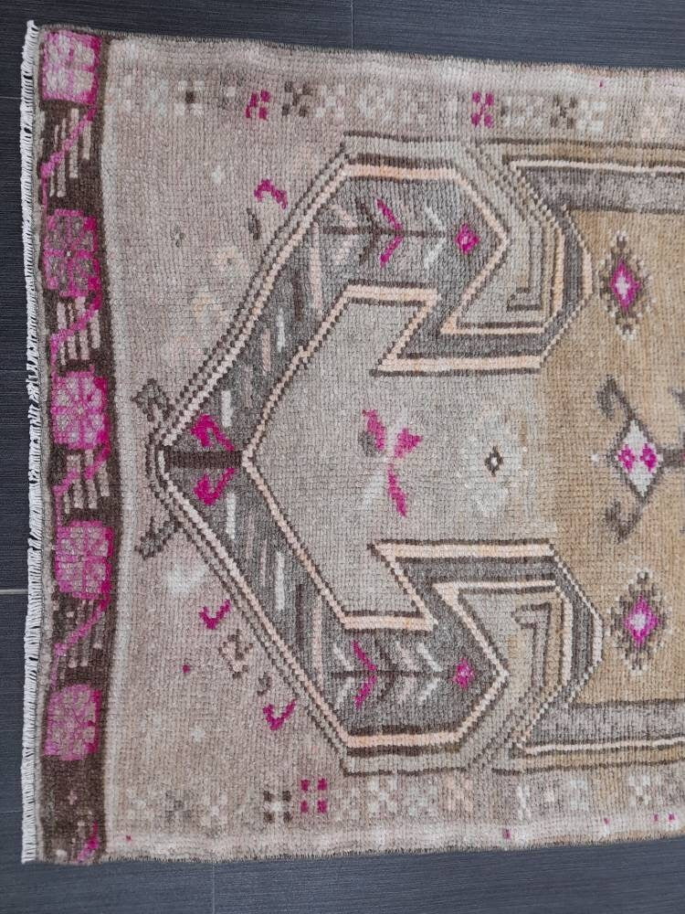 Beige Turkish Runner Rug 2' 6" x 4' 6" Hand-Knotted border