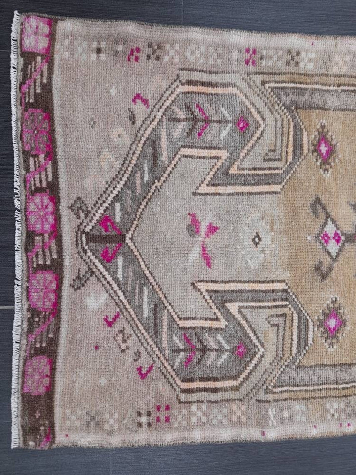 Beige Turkish Runner Rug 2' 6" x 4' 6" Hand-Knotted border
