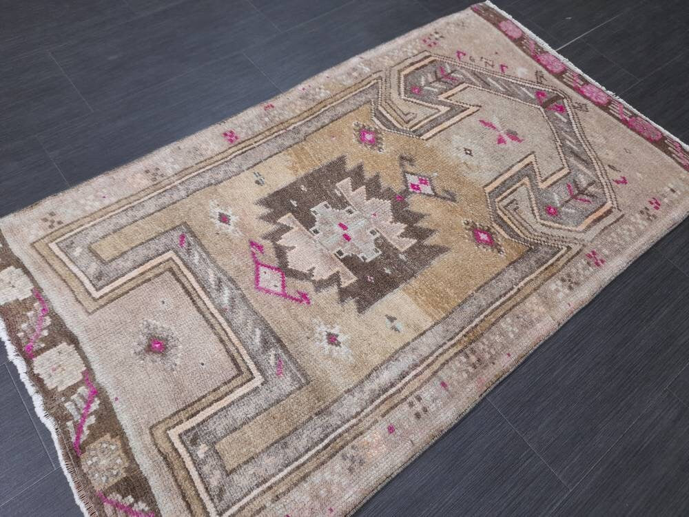 Beige Turkish Runner Rug 2' 6" x 4' 6" Hand-Knotted texture