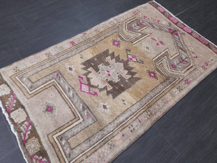 Beige Turkish Runner Rug 2' 6" x 4' 6" Hand-Knotted texture
