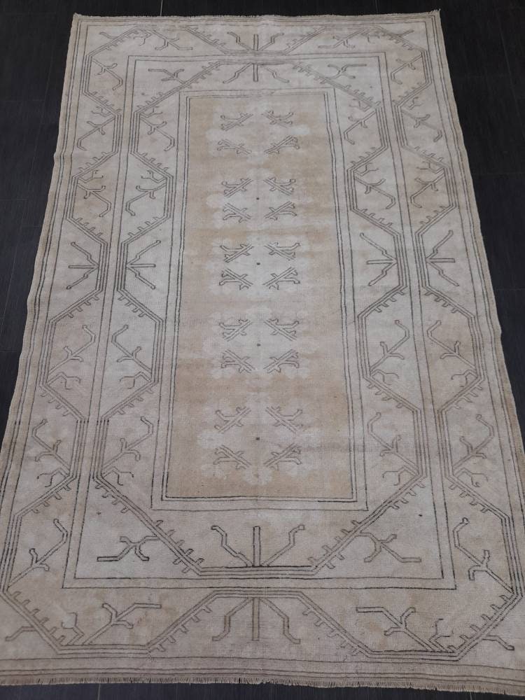 Beige Turkish Vintage Rug 5' 3" x 8' 4" Hand-Knotted texture