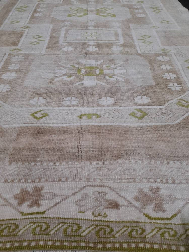 Beige Turkish Oushak Rug 4' 6" x 9' Hand-Knotted close-up