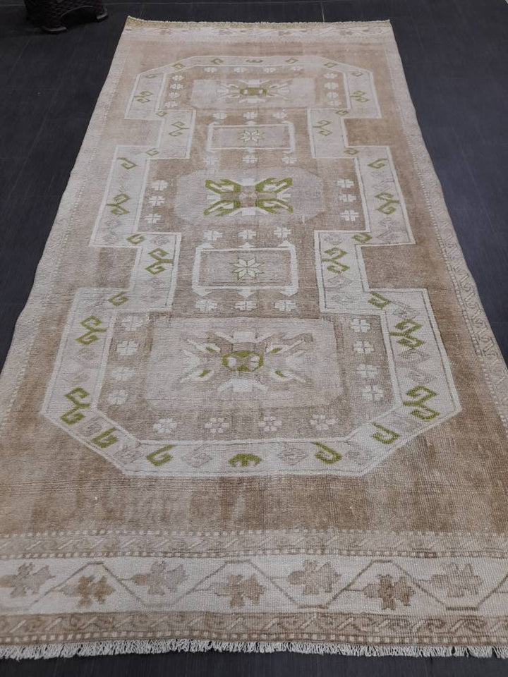 Beige Turkish Oushak Rug 4' 6" x 9' Hand-Knotted pattern
