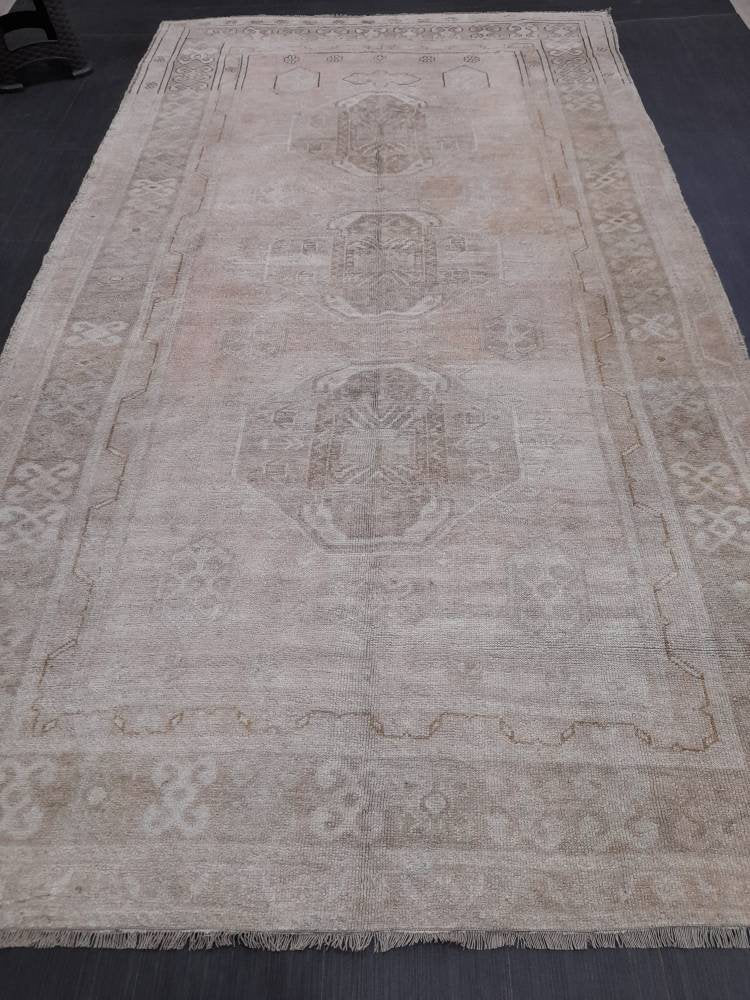 Beige Turkish Runner Rug 5' 10" x 10' 6" Hand-Knotted texture