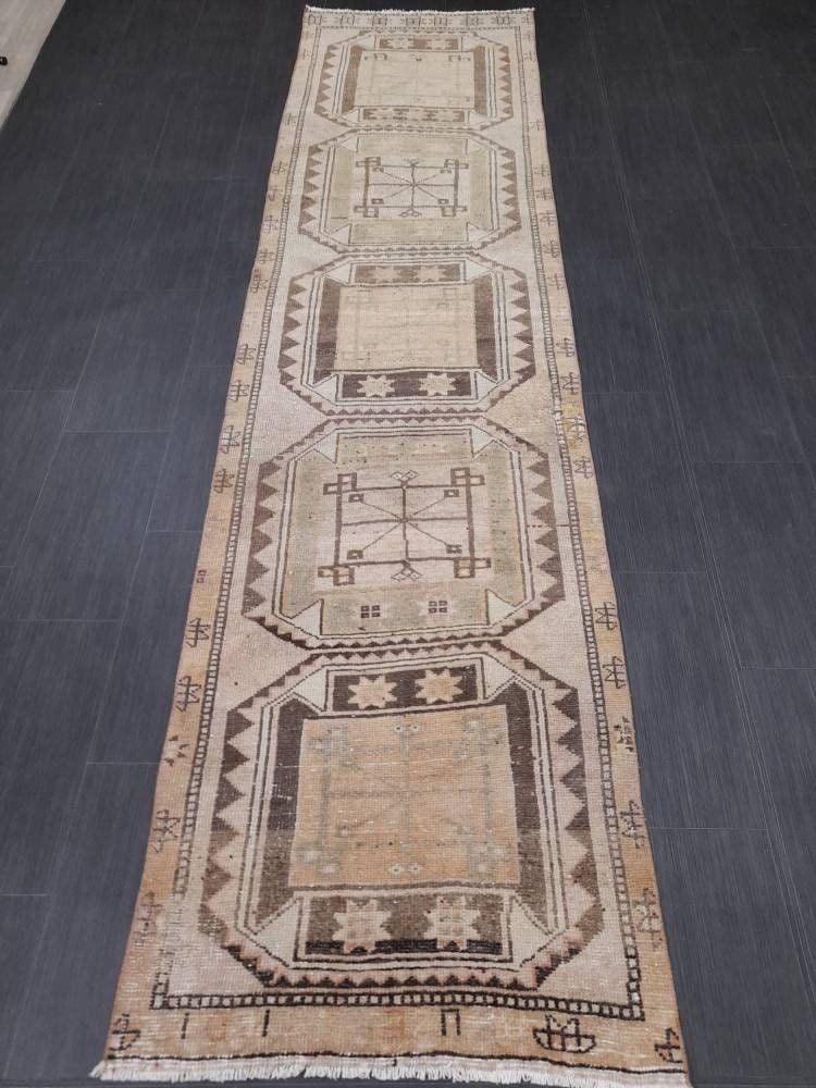 Beige Turkish Runner Rug 2' 8" x 10' 8" Hand-Knotted border