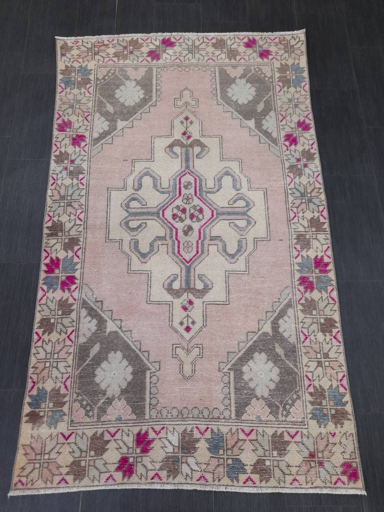 Beige Turkish Oushak Rug 4' 1" x 6' 10" Hand-Knotted border