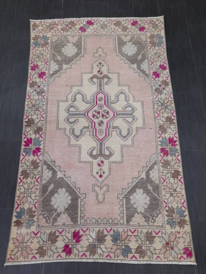 Beige Turkish Oushak Rug 4' 1" x 6' 10" Hand-Knotted border