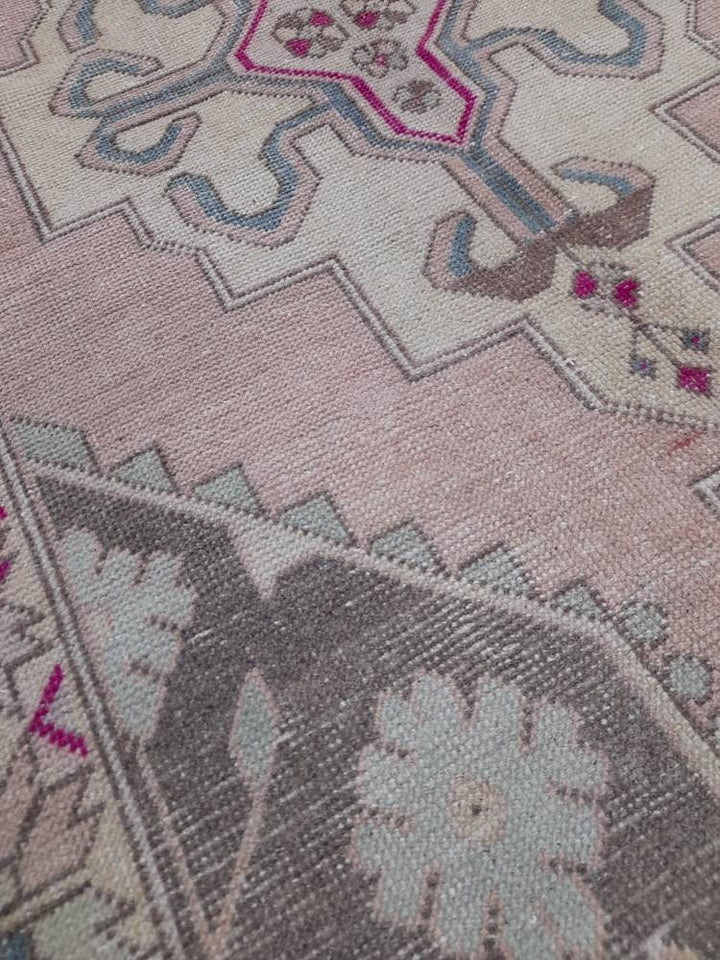 Beige Turkish Oushak Rug 4' 1" x 6' 10" Hand-Knotted texture