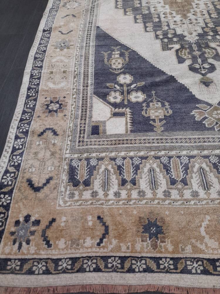 Beige Turkish Runner Rug 5' x 9' 4" Hand-Knotted pattern