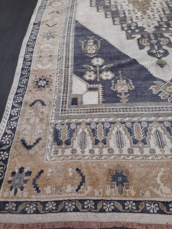 Beige Turkish Runner Rug 5' x 9' 4" Hand-Knotted pattern