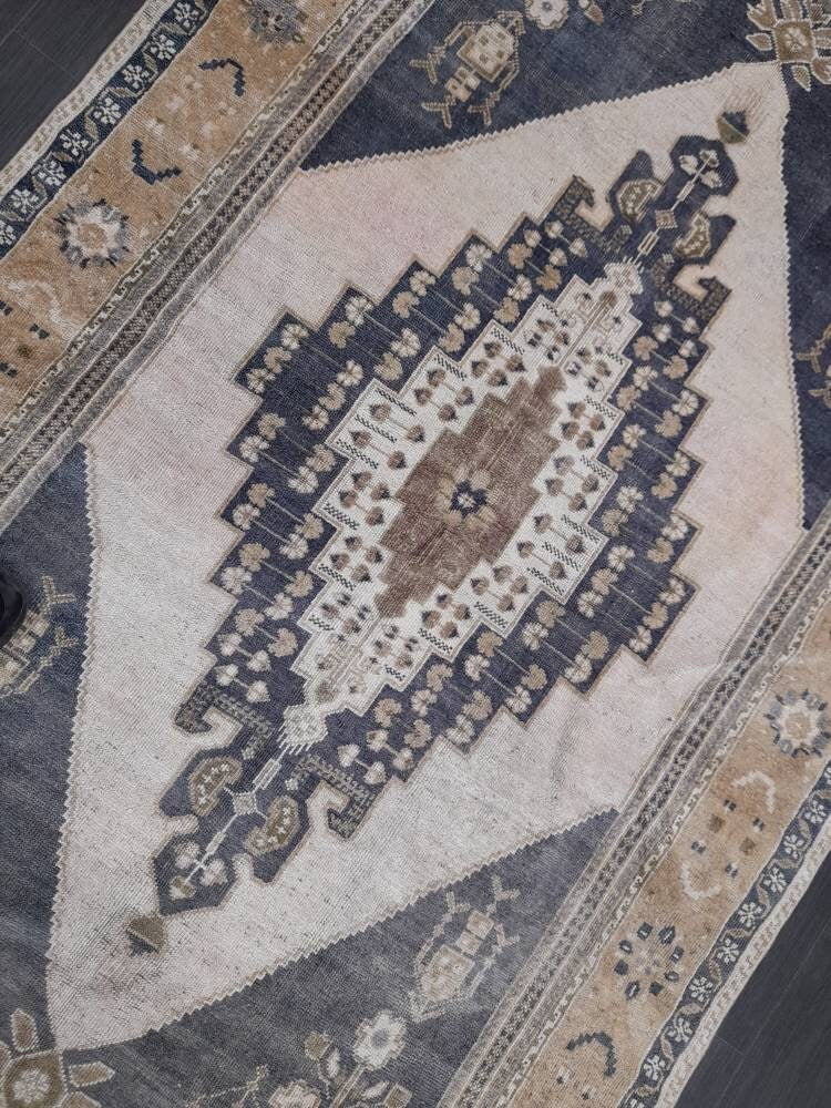 Beige Turkish Runner Rug 5' x 9' 4" Hand-Knotted texture