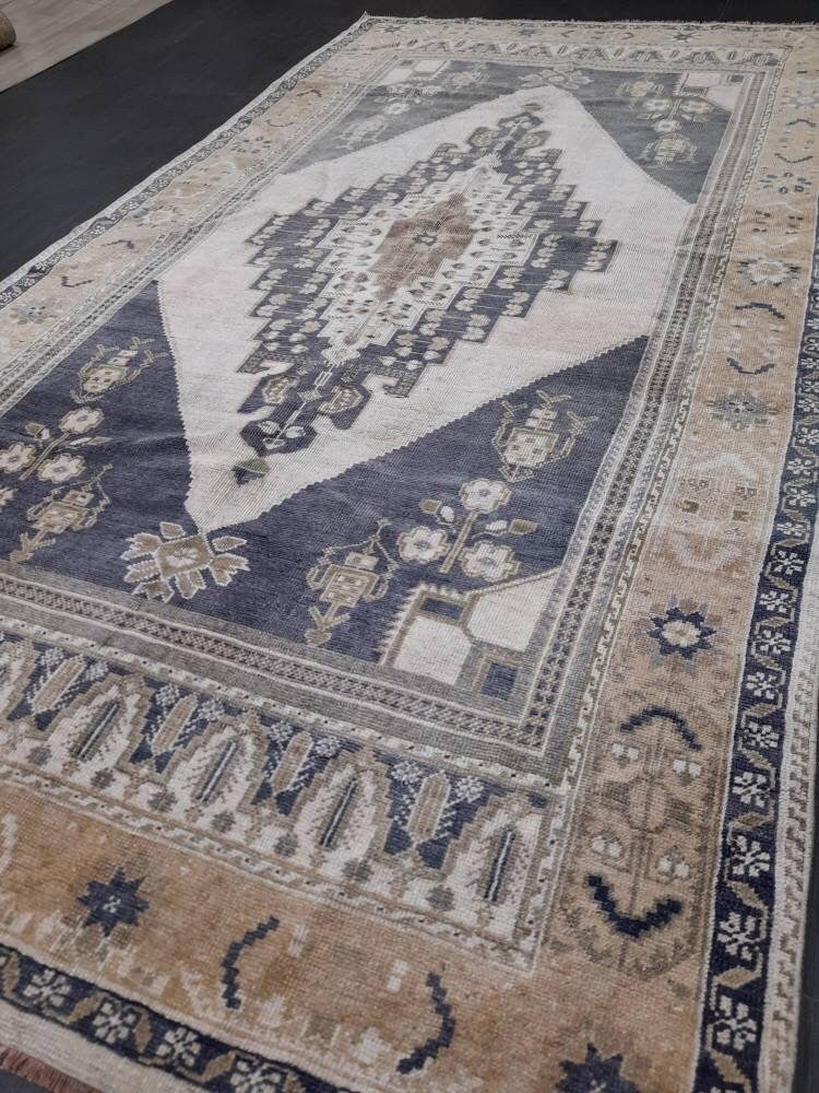 Beige Turkish Runner Rug 5' x 9' 4" Hand-Knotted border