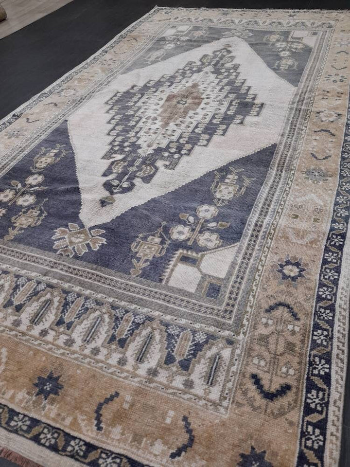 Beige Turkish Runner Rug 5' x 9' 4" Hand-Knotted border