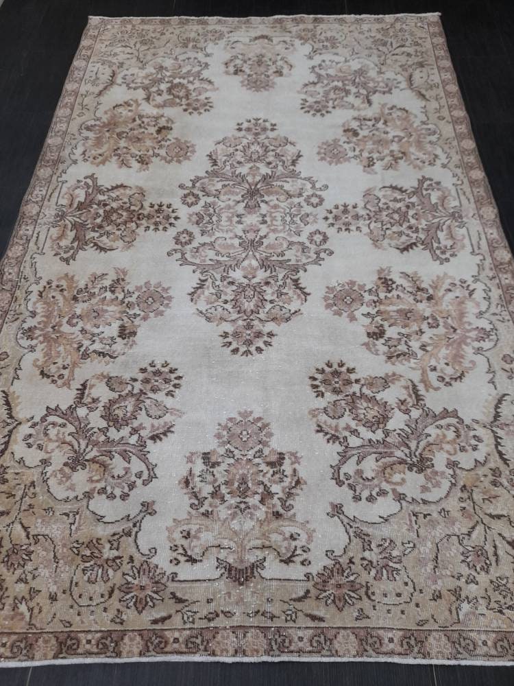 Beige Turkish Runner Rug 6' 2" x 9' 9" Hand-Knotted border