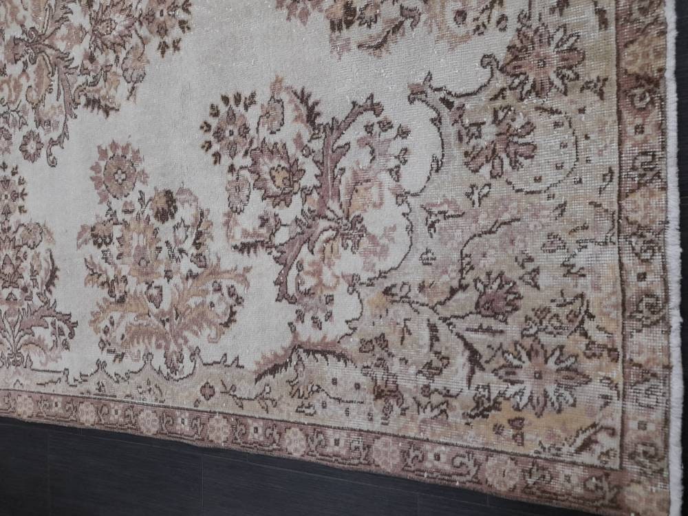 Beige Turkish Runner Rug 6' 2" x 9' 9" Hand-Knotted texture