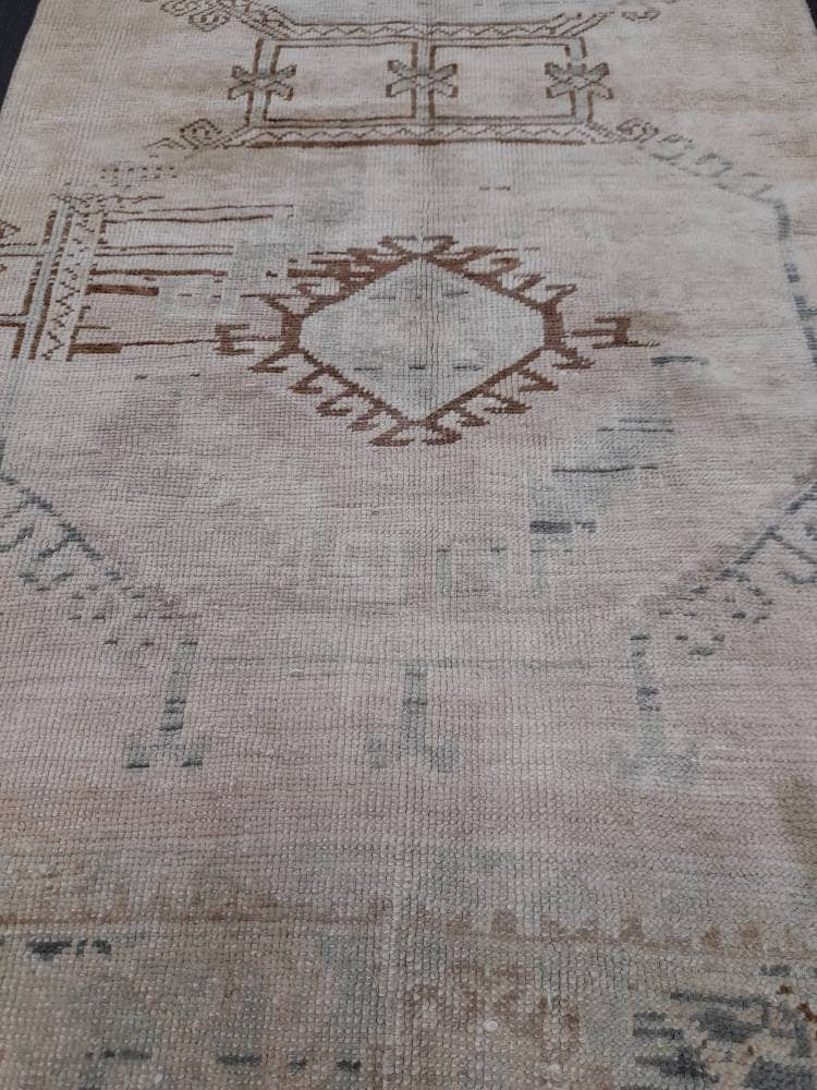 Beige Turkish Runner Rug 2' 9" x 10' Hand-Knotted pattern