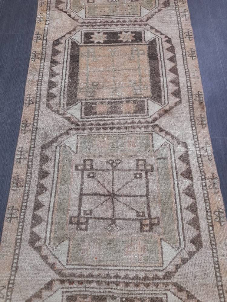 Beige Turkish Runner Rug 2' 8" x 10' 8" Hand-Knotted texture