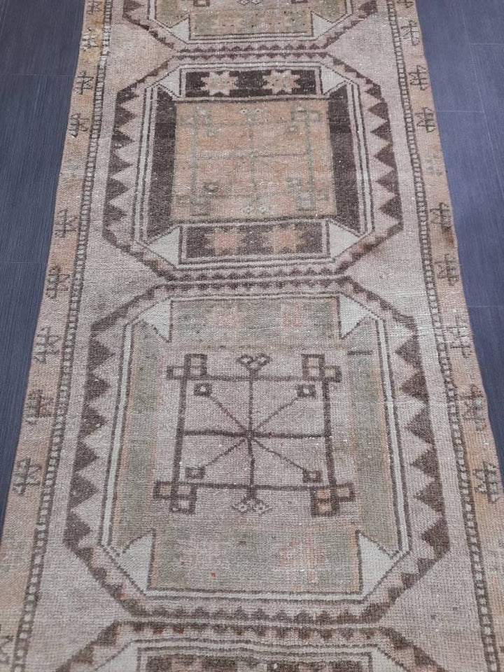 Beige Turkish Runner Rug 2' 8" x 10' 8" Hand-Knotted texture