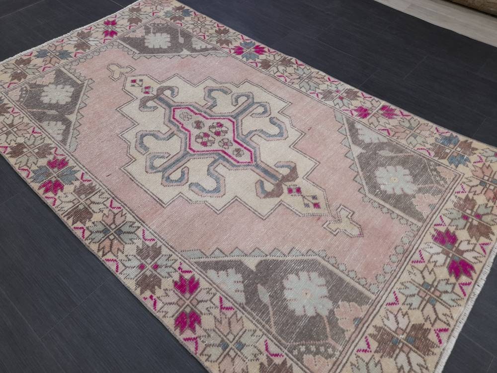 Beige Turkish Oushak Rug 4' 1" x 6' 10" Hand-Knotted pattern