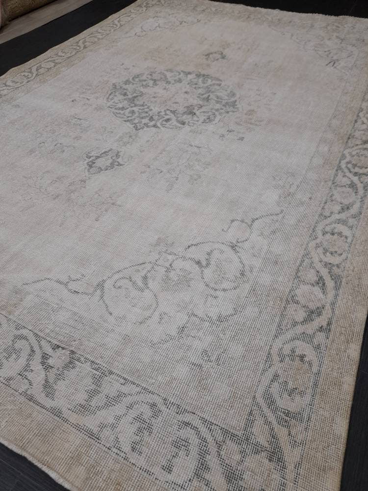 Beige Turkish Runner Rug 6' 9" x 9' 11" Hand-Knotted border