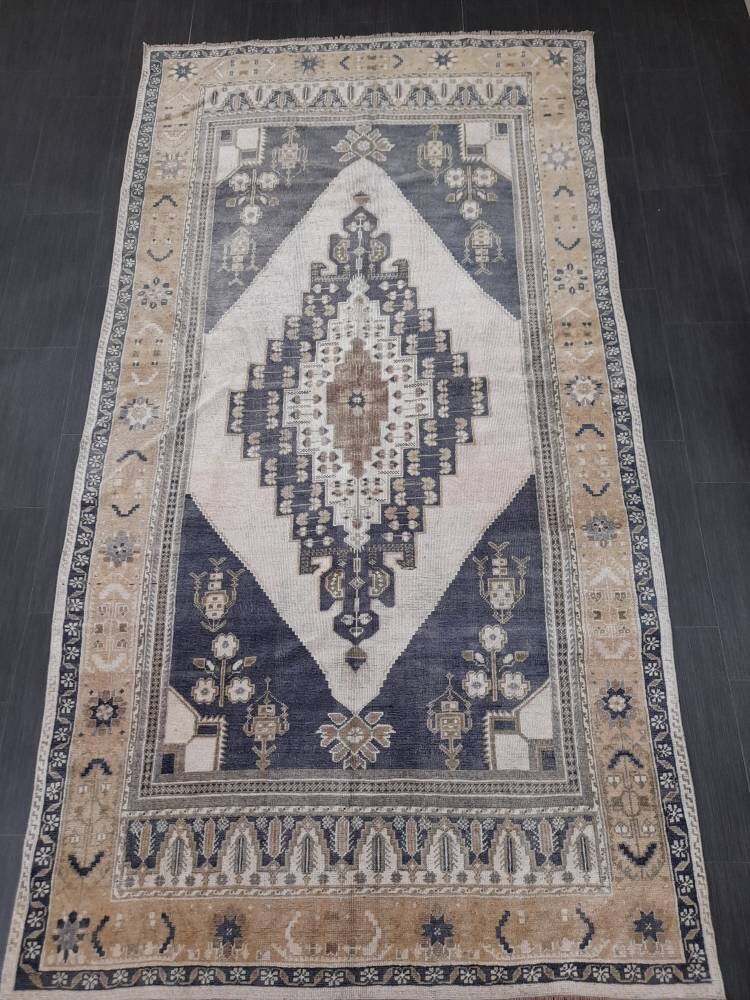 Beige Turkish Runner Rug 5' x 9' 4" Hand-Knotted detail