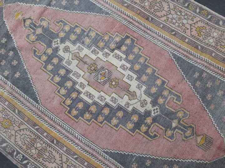 Beige Turkish Oushak Rug 4' 8" x 9' Hand-Knotted texture