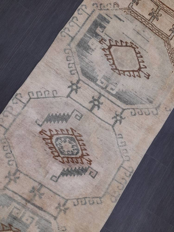 Beige Turkish Runner Rug 2' 9" x 10' Hand-Knotted border