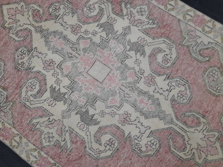 Red Turkish Vintage Rug 4' 2" x 7' Hand-Knotted detail