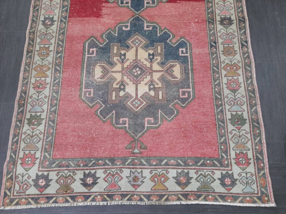 Beige Turkish Runner Rug 4' 10" x 11' Hand-Knotted close-up