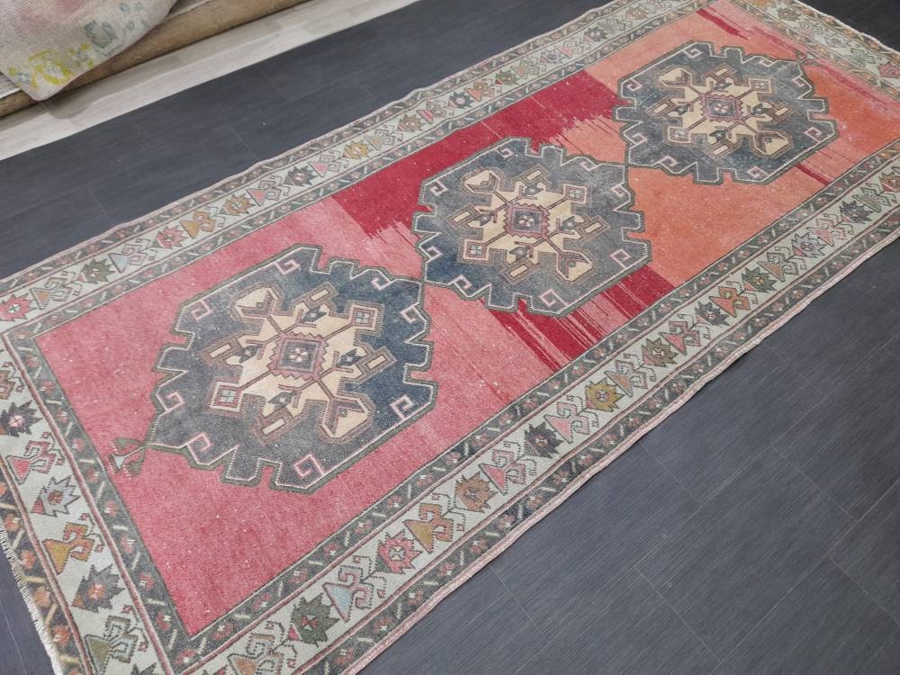 Beige Turkish Runner Rug 4' 10" x 11' Hand-Knotted texture