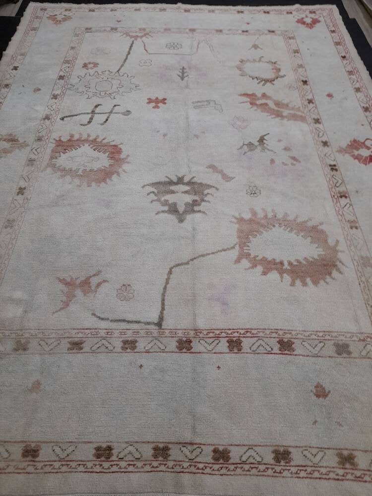 Beige Turkish Oushak Rug 9' x 12' 3" Hand-Knotted texture