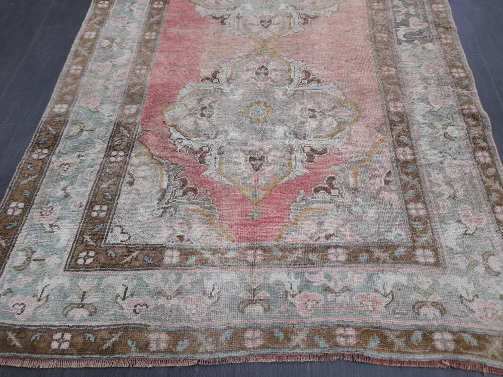 Beige Turkish Runner Rug 4' 8" x 11' 1" Hand-Knotted pattern