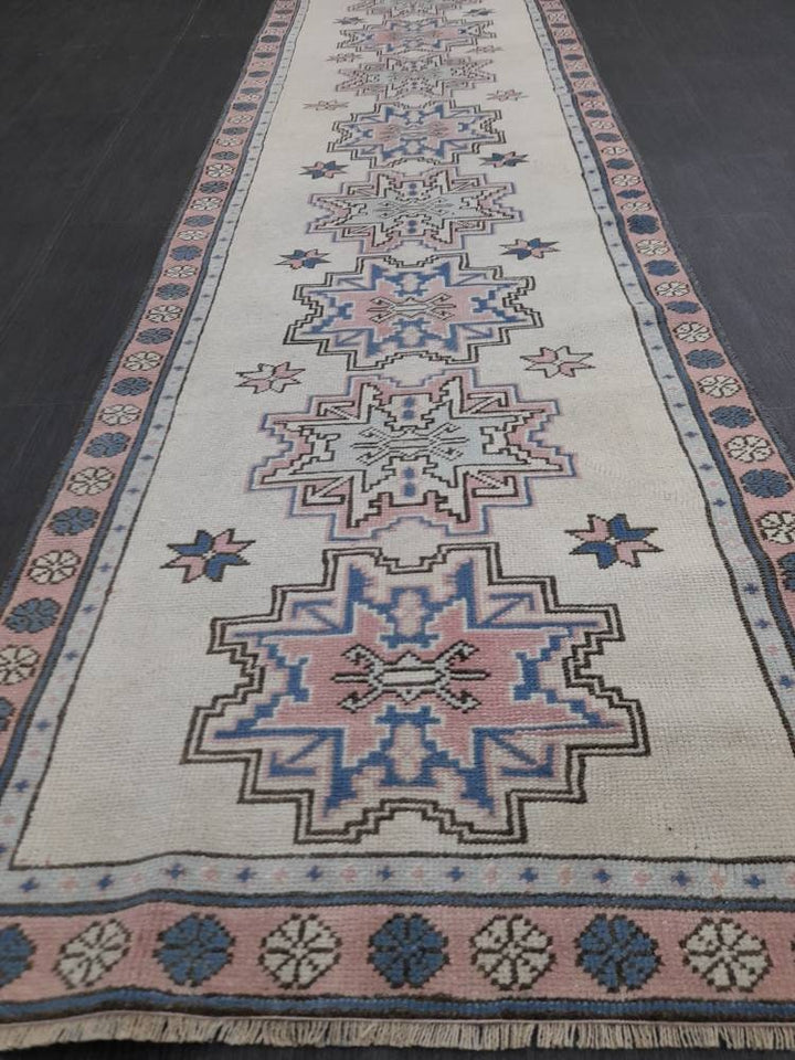 Beige Turkish Runner Rug 2' 7" x 9' Hand-Knotted pattern