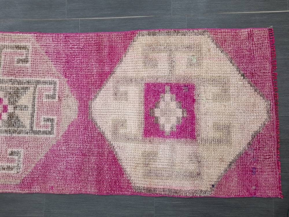 Beige Turkish Runner Rug 2' 5" x 8' 2" Hand-Knotted texture