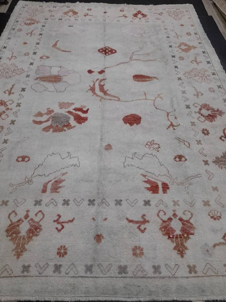 Beige Turkish Oushak Rug 8' 9" x 12' 4" Hand-Knotted pattern