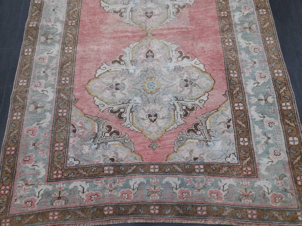 Beige Turkish Runner Rug 4' 8" x 11' 1" Hand-Knotted texture