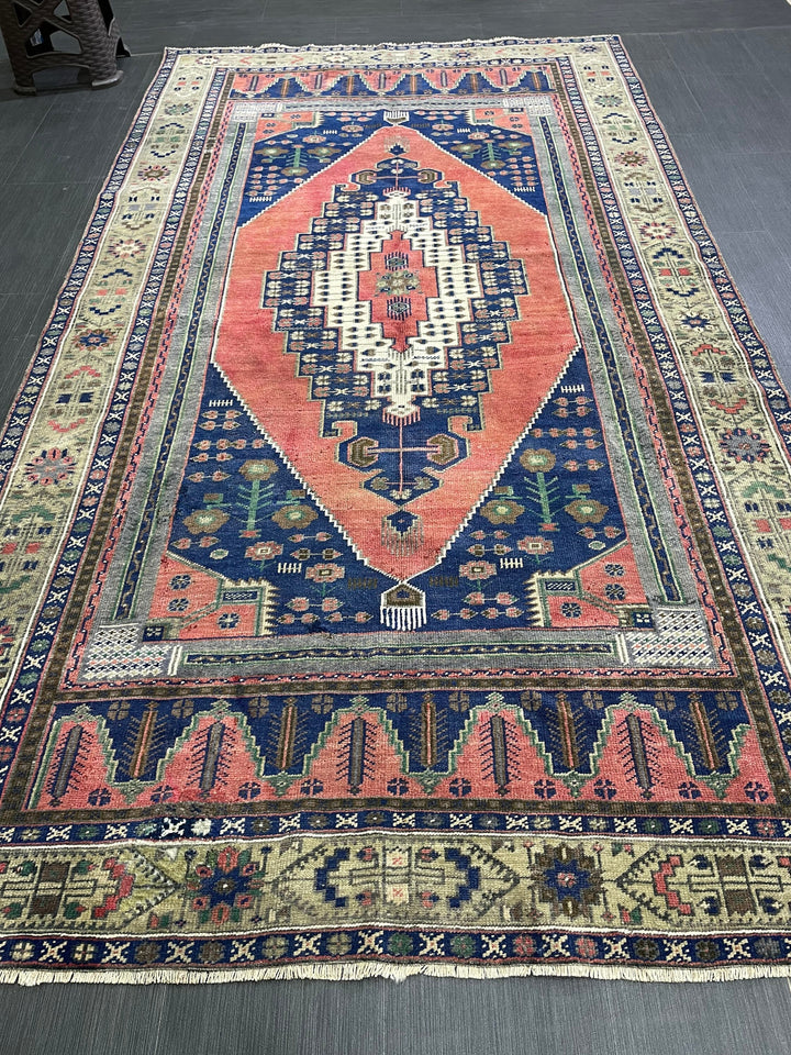 Beige Turkish Runner Rug 4' 10" x 9' Hand-Knotted pattern
