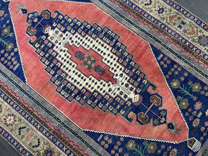 Beige Turkish Runner Rug 4' 10" x 9' Hand-Knotted texture