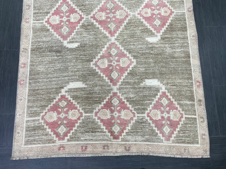 Beige Turkish Oushak Rug 4' 9" x 10' 8" Hand-Knotted pattern