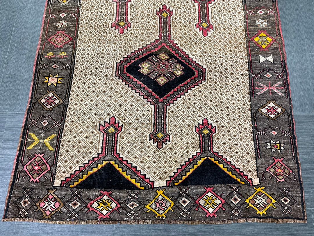 Beige Turkish Runner Rug 5' x 13' 8" Hand-Knotted texture