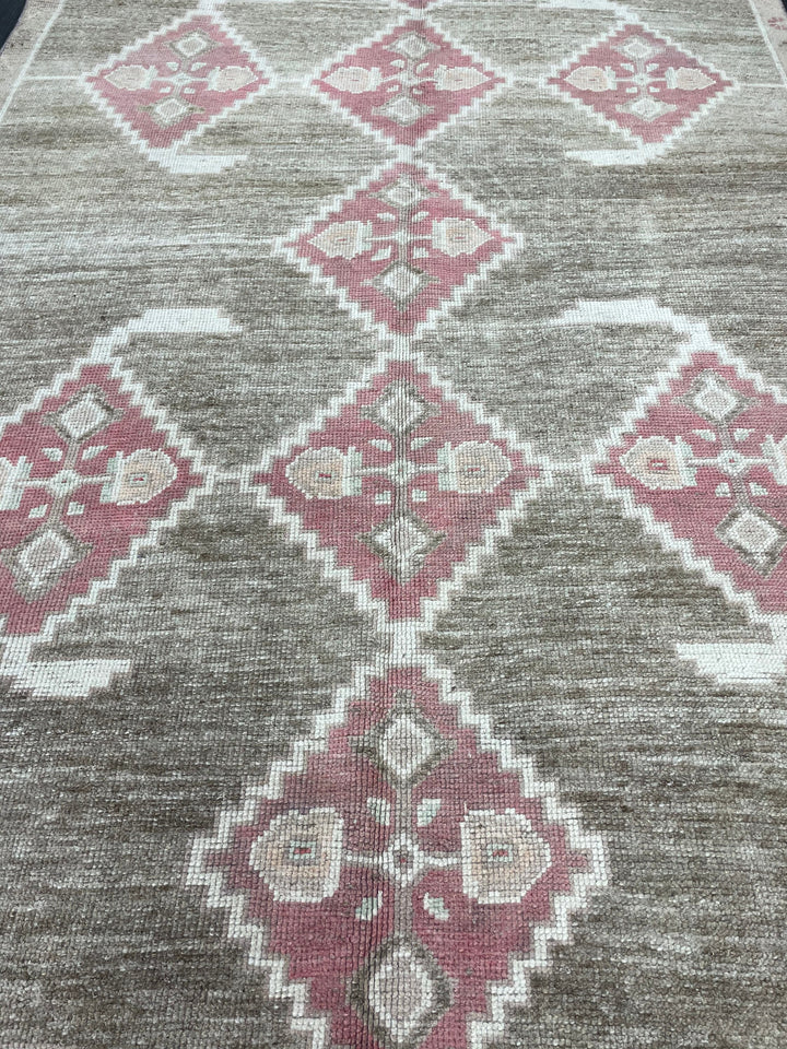Beige Turkish Oushak Rug 4' 9" x 10' 8" Hand-Knotted texture