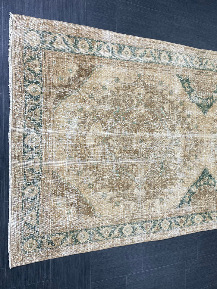 Beige Turkish Runner Rug 4' 10" x 13' 2" Hand-Knotted detail