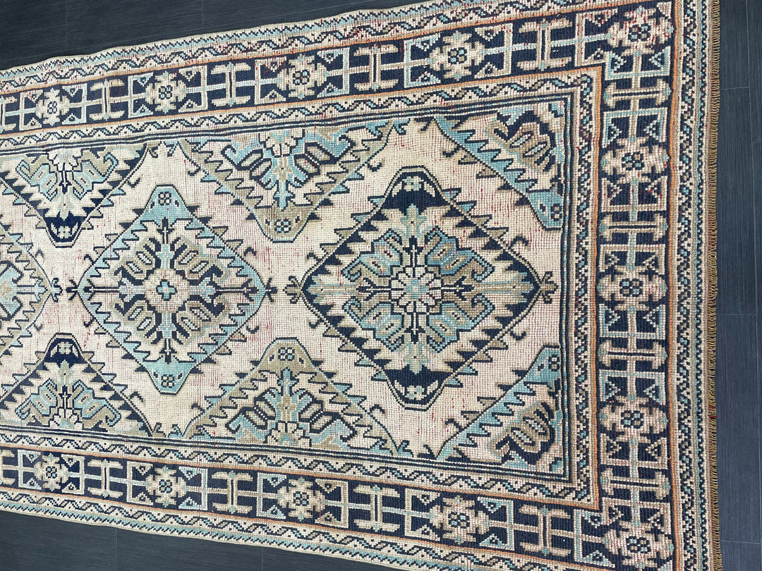 Beige Turkish Runner Rug 4' 8" x 11' 11" Hand-Knotted texture