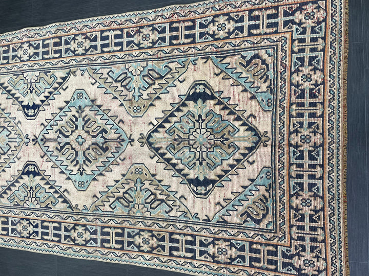 Beige Turkish Runner Rug 4' 8" x 11' 11" Hand-Knotted texture