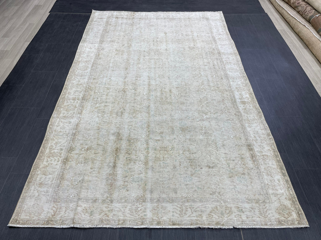 Pink Turkish Runner Rug 5' 8" x 9' 2" Hand-Knotted detail