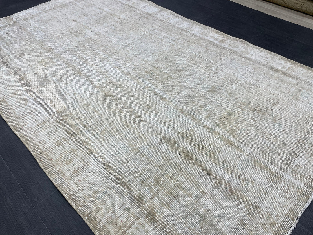 Pink Turkish Runner Rug 5' 8" x 9' 2" Hand-Knotted border