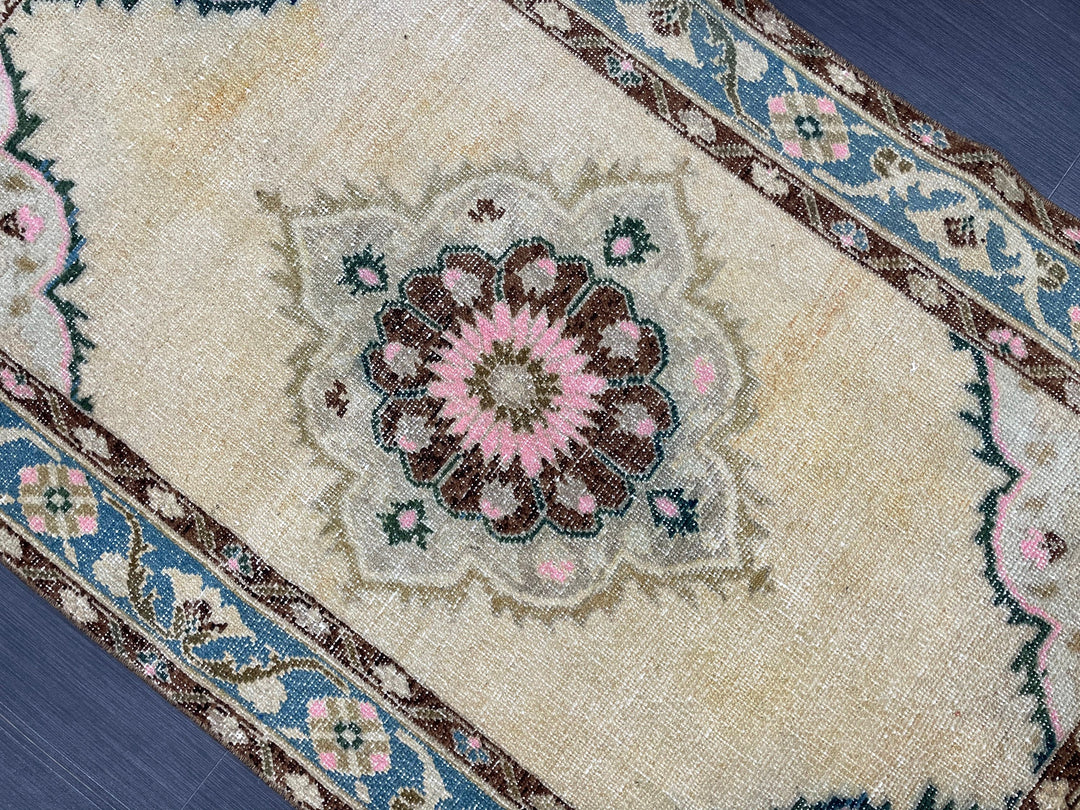 Beige Turkish Runner Rug 3' 6" x 6' 9" Hand-Knotted detail