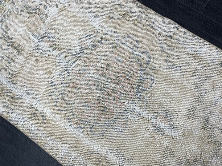 Beige Turkish Runner Rug 2' 11" x 5' 2" Hand-Knotted border